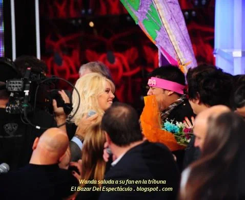 Wanda saluda a su fan en la tribuna.JPG