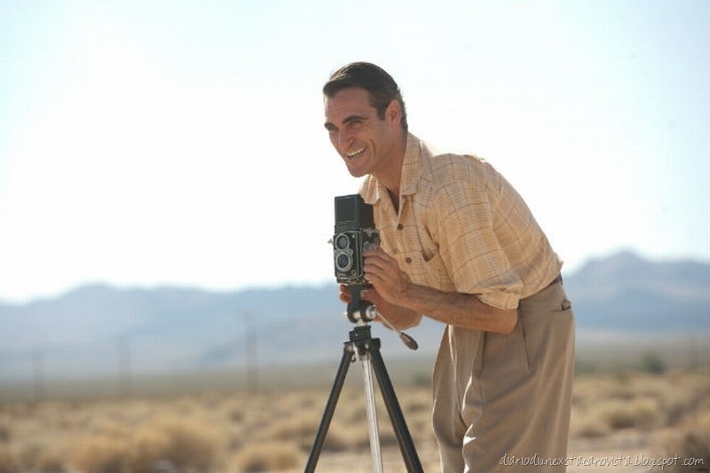 [the-master-joaquin-phoenix-sorride-mentre-scatta-una-foto-in-un-momento-del-film-248001%255B2%255D.jpg]