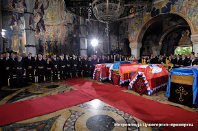Свештенство и вјерници Митрополије црногорско-приморске на сахрани краља Петра II Карађорђевића