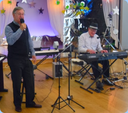 Len Hancy (left) and Benny Gunn performing in the mini-concert between 3 and 4 pm