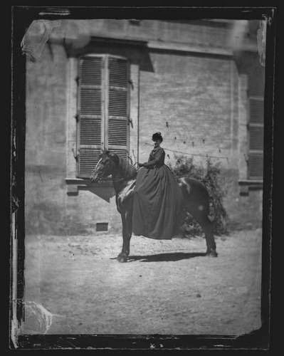 Toulouse Rue d Astorg Charlotte de Gomiécourt à cheval 1869 51Fi94 Fonds Trutat