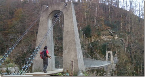 Cruzando el puente colgante de Holtzarte - Pirineo francés