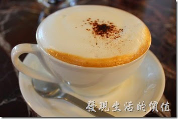 台南-Noi-coffe河內咖啡。早午餐的餐後飲料，熱的卡布其諾咖啡。奶味很香，不過喝不太到咖啡香。