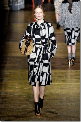 Dries-van-noten-FALL-2011-RTW-podium-016_runway