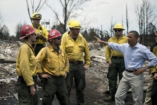 U.S. President Barack Obama speaks with firefighters while touring the Mountain Shadow neighborhood in Colorado Springs, Colorado, on 29 June 2012. AFP