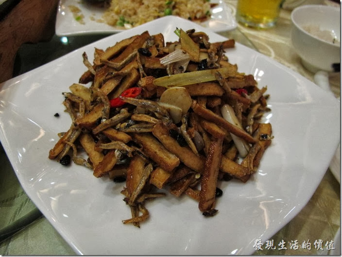 上海-寶島曼波。豆干小魚(客家小炒)，豆干有點硬且沒有把味道炒出來，小魚乾還不錯吃，但有點鹹。似乎應該要放些青椒及魷魚。