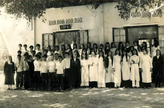 Lớp học Trường Trung Tiểu Học Thánh Têrêxa trước năm 1975. Lớp học Trường Trung Tiểu Học Thánh Têrêxa trước năm 1975.