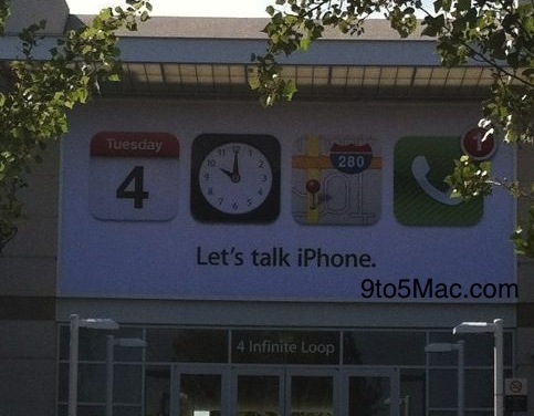 蘋果已經開始在布置 Let’s talk iPhone 發表會會場，從照片可以看到蘋果已經這次發表會的廣告看板，放置在蘋果總部的禮堂門口上