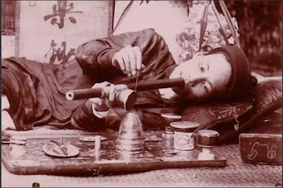 Người Việt xưa bên bàn đèn thuốc phiện. Người Việt xưa bên bàn đèn thuốc phiện.