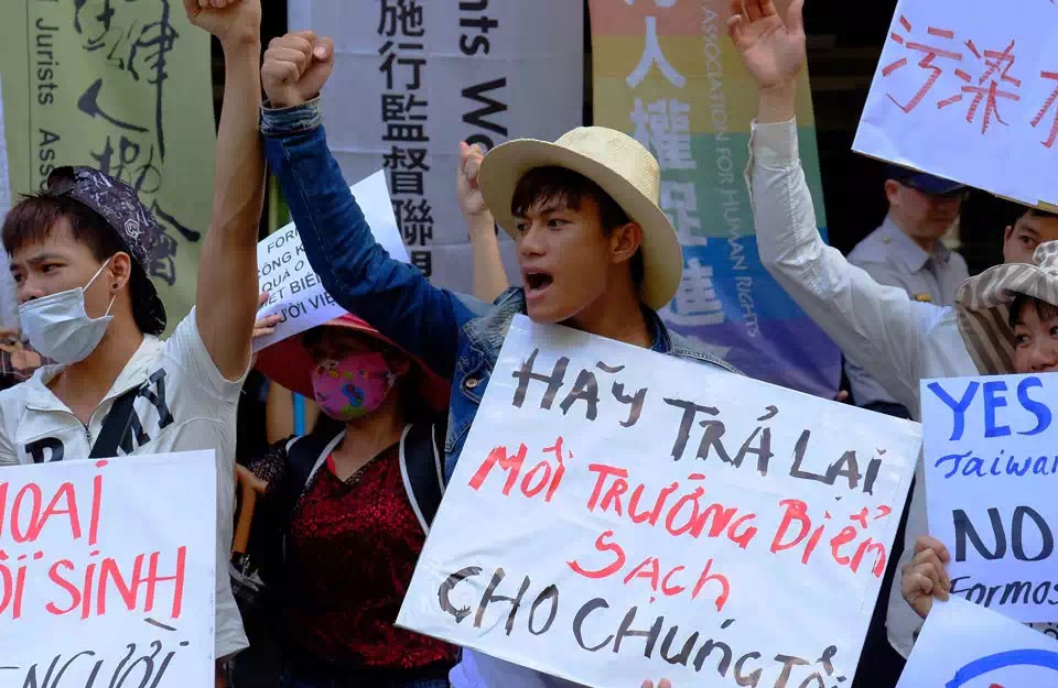 Những người Việt lao động tại Đài Loan phản đối Công ty Formosa ngay trước trụ sở công ty này ở Đài Bắc hôm 10/8/2016