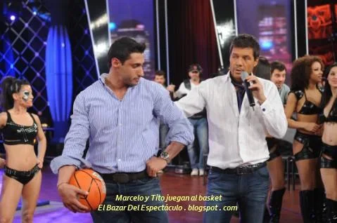 Marcelo y Tito juegan al basket.JPG
