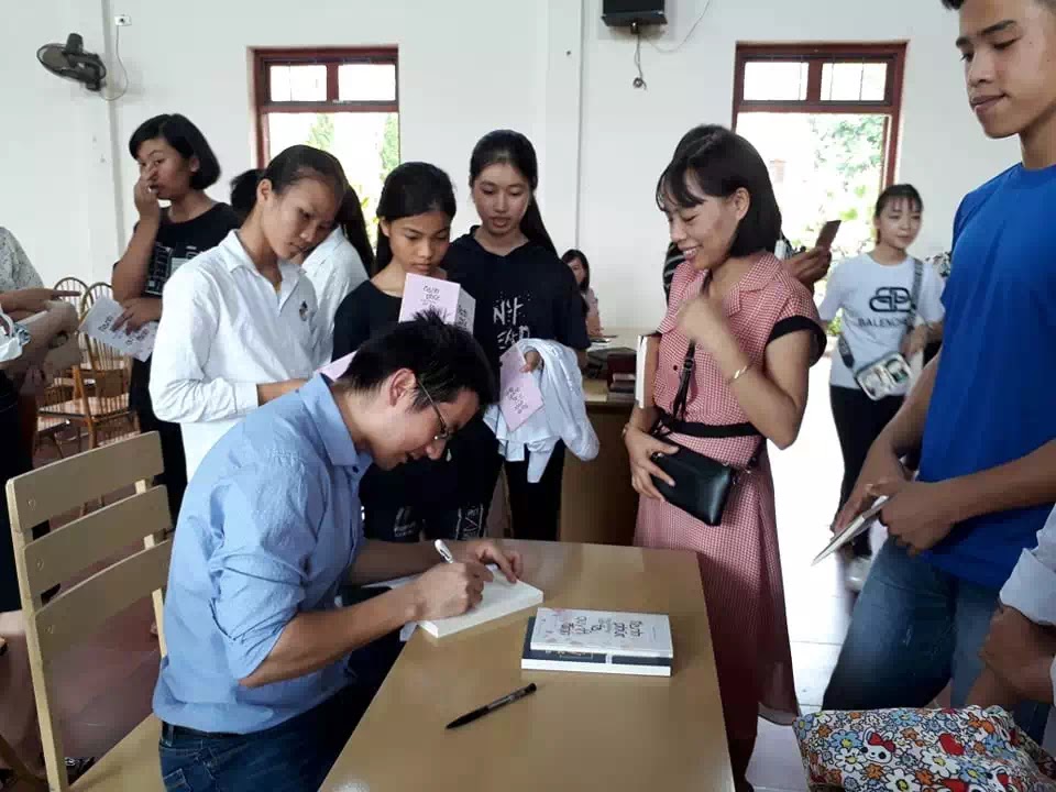 Nhà nghiên cứu Nguyễn Quốc Vương ký tặng sách cho độc giả