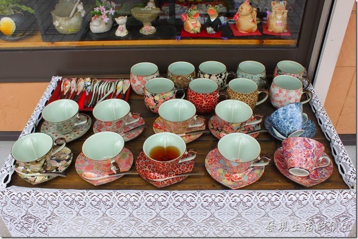 陶瓷藝品是【湯布院】商店街的特色之一，這裏有非常多種不同造型及彩繪圖案的瓷器。