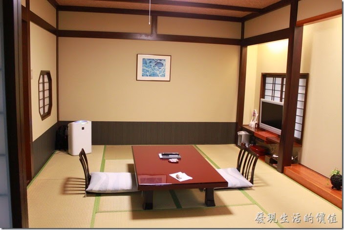 日本北九州-由布院-彩岳館。這個就是我們住的和室房，全部使用榻榻米鋪成的地板，這只有在電視及我很久以前的記憶中出現過而已。