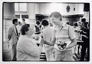 Werkgroep Kerk en Homoseksualiteit deelt rozen uit na afloop van een dienst