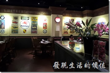 台北-佩斯坦咖啡館。這是二樓，牆上有許多懷舊的海報及商標。