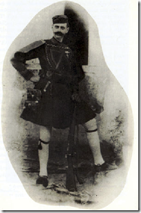 Φωτογραφία του Παύλου Μελά με στολή εξόδου μακεδονομάχου.