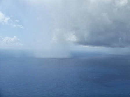 De regen komt op de oceaan met bakken naar beneden!