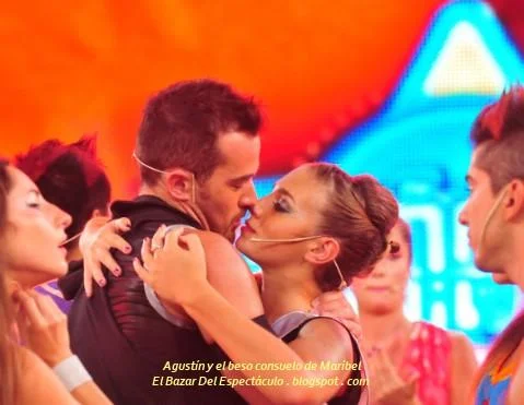 Agustín y el beso consuelo de Maribel.JPG