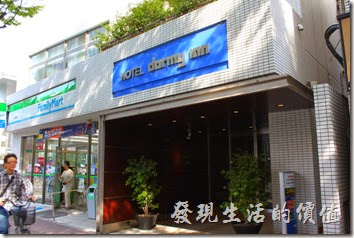 【博多祇園Hotel東名inn】的隔壁就是【FamilyMart】，而且從飯店這邊還直接開了一個門可以過去，超方便。