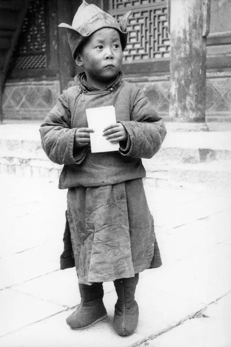 Đức Đạt Lai Lạt Ma lúc 4 tuổi tại Tu viện Kumbum ở Ambo, miền Đông Tây Tạng.