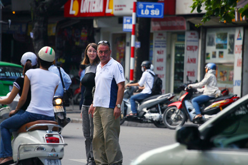 How to cross the street safely in Hanoi Vietnam - Hanoi weather 2017