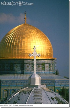 cross_on_the_dome_of_a_church_with_a_mosque_in_the_background_dome_of_the_rock_jerusalem_israel_gwt160007