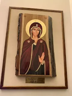 Về bức hình Đức Mẹ ngay bên thang máy cổng chính, lối vào dinh thự Giáo hoàng tại Vatican...