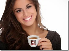 Una donna beve il caffè
