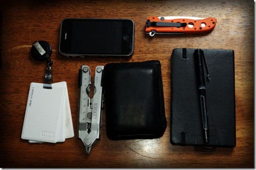 what_men_carry_in_their_pockets_640_54