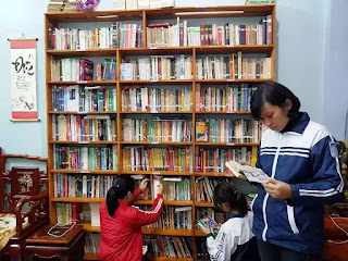 Học sinh được chọn lựa sách thoải mái tại tủ sách gia đình thầy Đông. Học sinh được chọn lựa sách thoải mái tại tủ sách gia đình thầy Đông.
