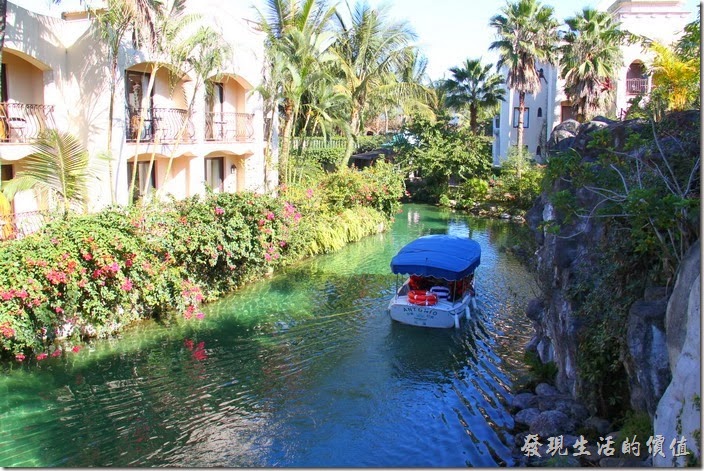 花蓮-理想大地渡假村。散步渡假村時也可以改乘坐環河遊艇，聽解說員介紹渡假村內的風景。