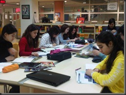 hazırlık sts in library with netbbooks and netbooks doing research