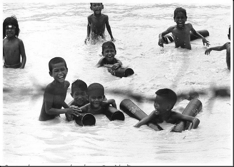 Cambogia, bambini che nuotano nel fiume Mekong, 1974