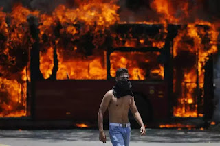 Tuổi trẻ Venezuela hừng hực trong lửa đỏ cho một ngày mai tự do của họ. Tuổi trẻ Venezuela hừng hực trong lửa đỏ cho một ngày mai tự do của họ.