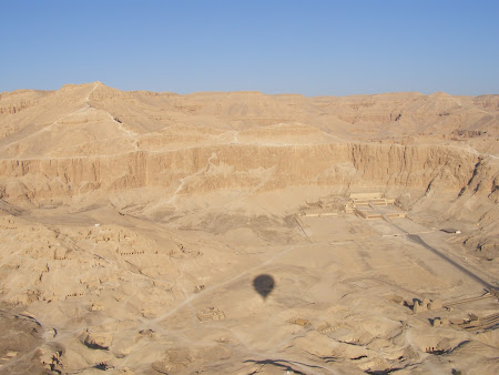 Templul lui Hatshepsut vazut din balon