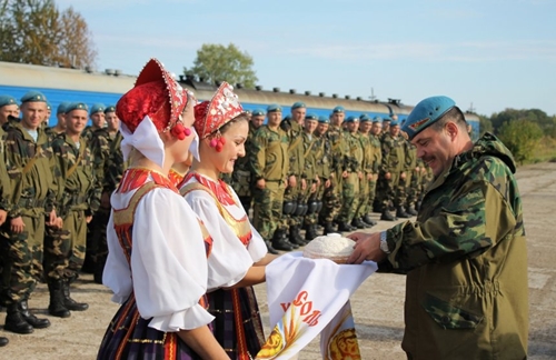 "Запад-2013": Погрузка белорусских военных на российские БДК
