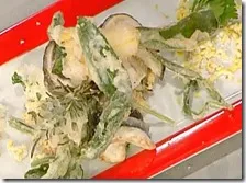 Filetto di spigola al sale con asparagi in tempura e uova mimosa