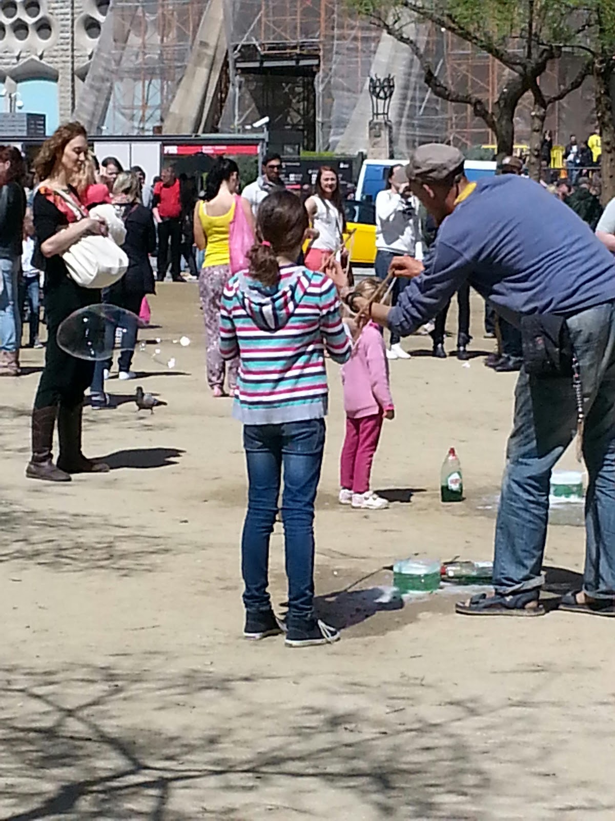 Kiwi does Europe: Huge bubble blower kids!