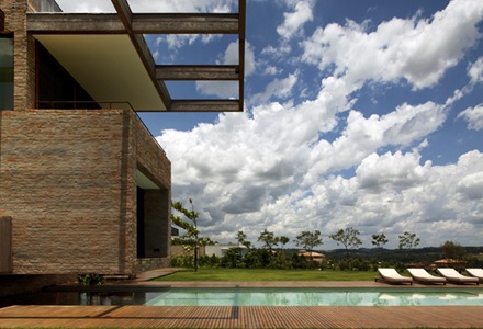 View of the cantilevered volume (TV room) flying above the swimming pool View of the cantilevered volume (TV room) flying above the swimming pool