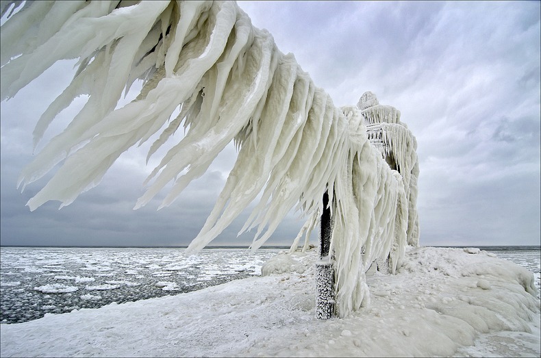 Frozen Lighthouses of Lake Michigan | Amusing Planet