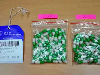 Các viên thuốc dạng con nhộng chứa bột thịt người được cơ quan hải quan Hàn Quốc tịch thu ở TP Daejeon. Hình ảnh do cơ quan hải quan Hàn Quốc công bố.