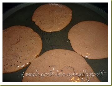 Mini pancakes vegan al cacao con gelatina di ribes e bacche di goji (2)