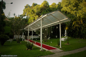 Fotos de Aline + Rodrigo. Foto numero 0003 do Studio Caldas, do Rio de Janeiro, RJ. Lincoln Caldas e equipe fazem fotos de casamento (fotografias de casamentos), fotos de making-of (making of de noiva), fotos em estudio (ensaios fotograficos), fotos de casal (ensaios fotograficos de e-session), fotos de familia, videos de casamento (filmagem de casamentos), videos de making-of e clipes de casamento. Fotojornalismo e videojornalismo no Rio de Janeiro, RJ. Aline e Rodrigo Salão de Festas Mansão Pau-Ferro Rio Janeiro Fotos Casamento Casa RJ fotos casamento rio janeiro fotografias casal rj foto eventos familia noiva madrinhas modelo vestido fotografia