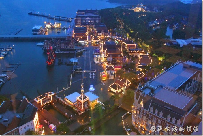 日本北九州-豪斯登堡。夜晚由「德姆特倫高塔」俯瞰港口城，可以看到「千陽號」靜靜的停泊在港口。