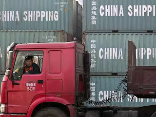 Hàng Trung Quốc đang chịu áp lực lớn từ cuộc chiến thuế quan với Mỹ. Hàng Trung Quốc đang chịu áp lực lớn từ cuộc chiến thuế quan với Mỹ.