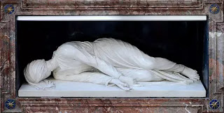 Tác phẩm điêu khắc “Martyrdom of Saint Cecilia” miêu tả lại di thể bất hoại mà Stefano Maderno đã chứng kiến trong chiếc quan tài. Tư thế tay của Thánh nữ ẩn dấu sự cầu nguyện và niềm tin vào Kitô giáo. Đây cũng chính là tư thế mà Thánh nữ đã nằm suốt 3 ngày 3 đêm trước khi ra đi Tác phẩm điêu khắc “Martyrdom of Saint Cecilia” miêu tả lại di thể bất hoại mà Stefano Maderno đã chứng kiến trong chiếc quan tài. Tư thế tay của Thánh nữ ẩn dấu sự cầu nguyện và niềm tin vào Kitô giáo. Đây cũng chính là tư thế mà Thánh nữ đã nằm suốt 3 ngày 3 đêm trước khi ra đi