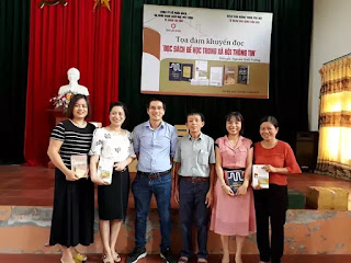 Công ty Eduking cũng trao tặng nhiều phần quà là sách cho thư viện thầy Đông, cho các bạn đọc thân thiết. Công ty Eduking cũng trao tặng nhiều phần quà là sách cho thư viện thầy Đông, cho các bạn đọc thân thiết.