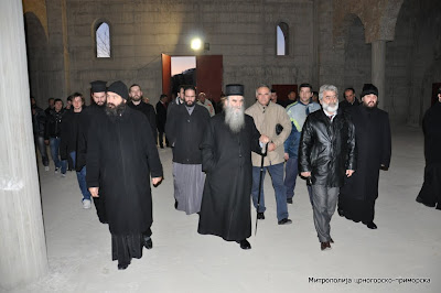 МИТРОПОЛИТ АМФИЛОХИЈЕ ПРИСУСТВОВАО БОЖИЋНОМ ПРИЈЕМУ У БАРСКОМ САБОРНОМ ХРАМУ