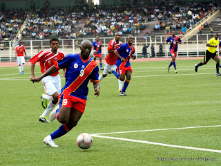 En bleu rouge ballon au pied,  l'international Congolais Trésor Lomana Lualua mène une action dans le camp adverse ce 27/03/2011,  lors de la rencontre RDC-Ile Maurice (score 3-0) Okapi Ph.John Bompengo